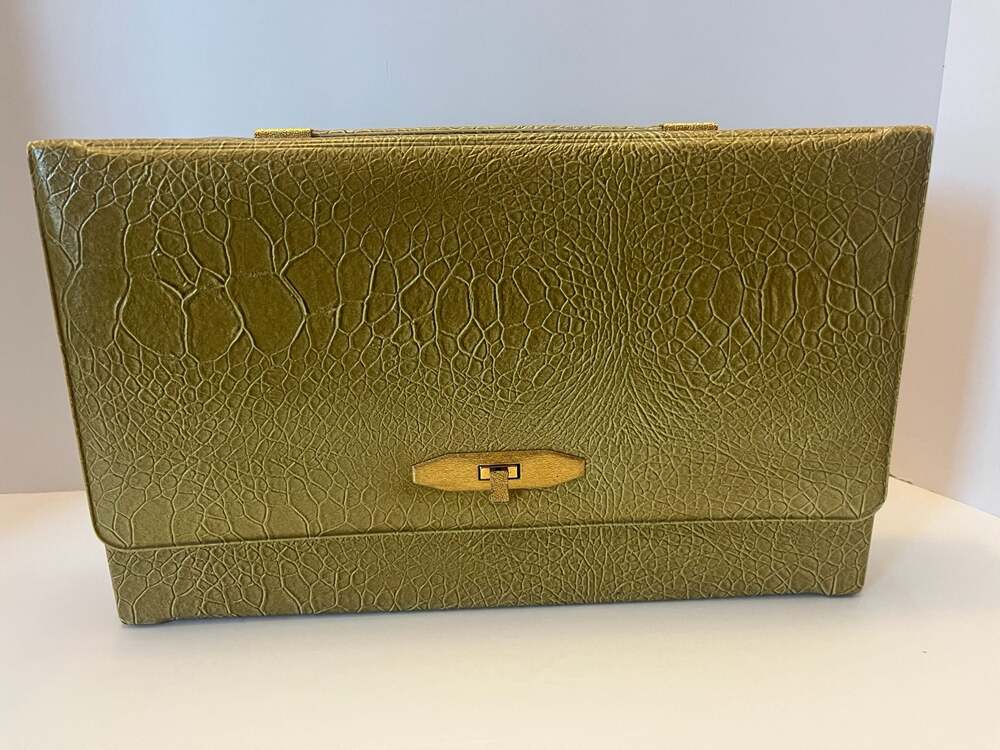 1970's Mirror Go Lightly Gold Travel Case
CASE ONLY.